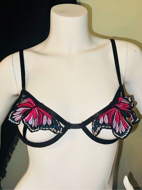 👑 Size Medium Black Strappy Bra with Pink Butterfly Embroidery